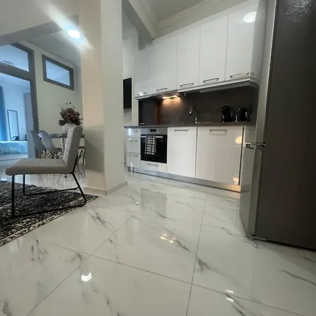 Luxury 2-bedroom Apartment *